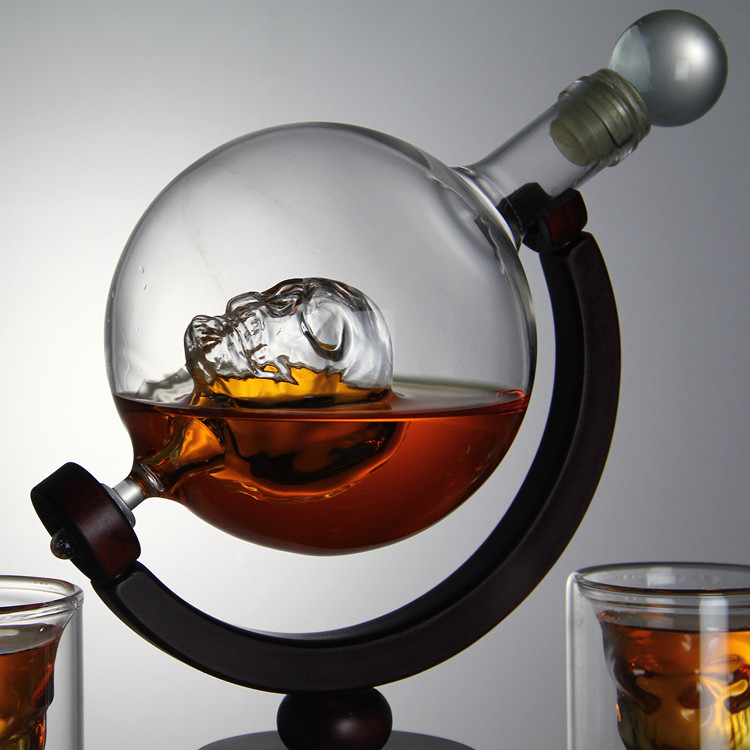 Wholesale 850ML Whiskey Globe Decanter With Wood Base Handmade Skull Shape Liquor Glass Decanter with 2 cups