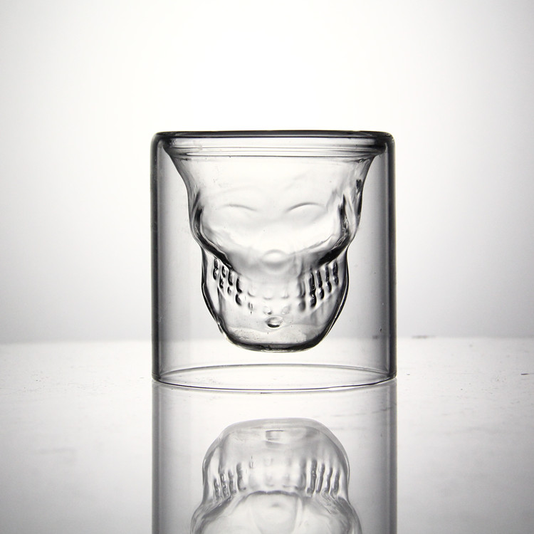 Wholesale 850ML Whiskey Globe Decanter With Wood Base Handmade Skull Shape Liquor Glass Decanter with 2 cups