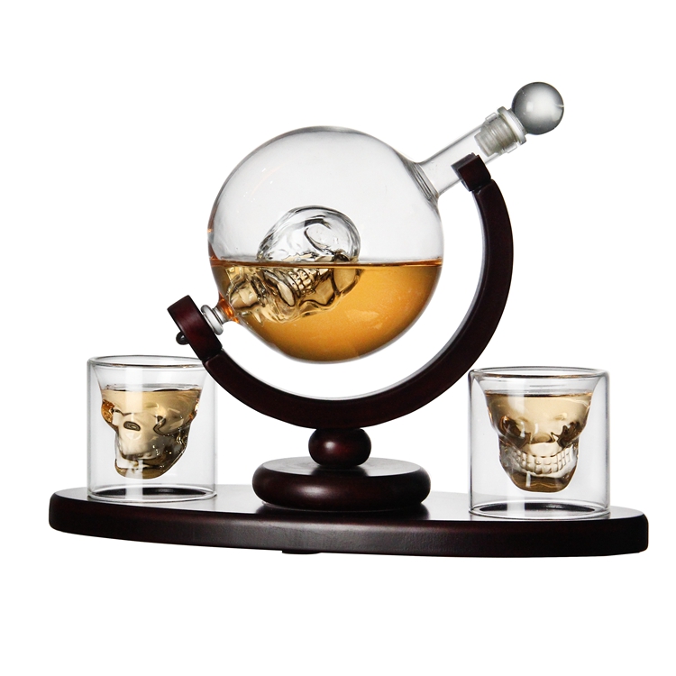 Wholesale 850ML Whiskey Globe Decanter With Wood Base Handmade Skull Shape Liquor Glass Decanter with 2 cups