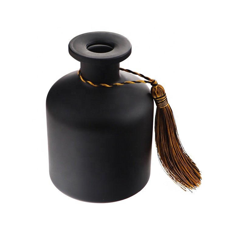 Wholesale Best Price 250ml Decorative Matte Black Glass Essential Oil Bottle Reed Diffuser With Cork