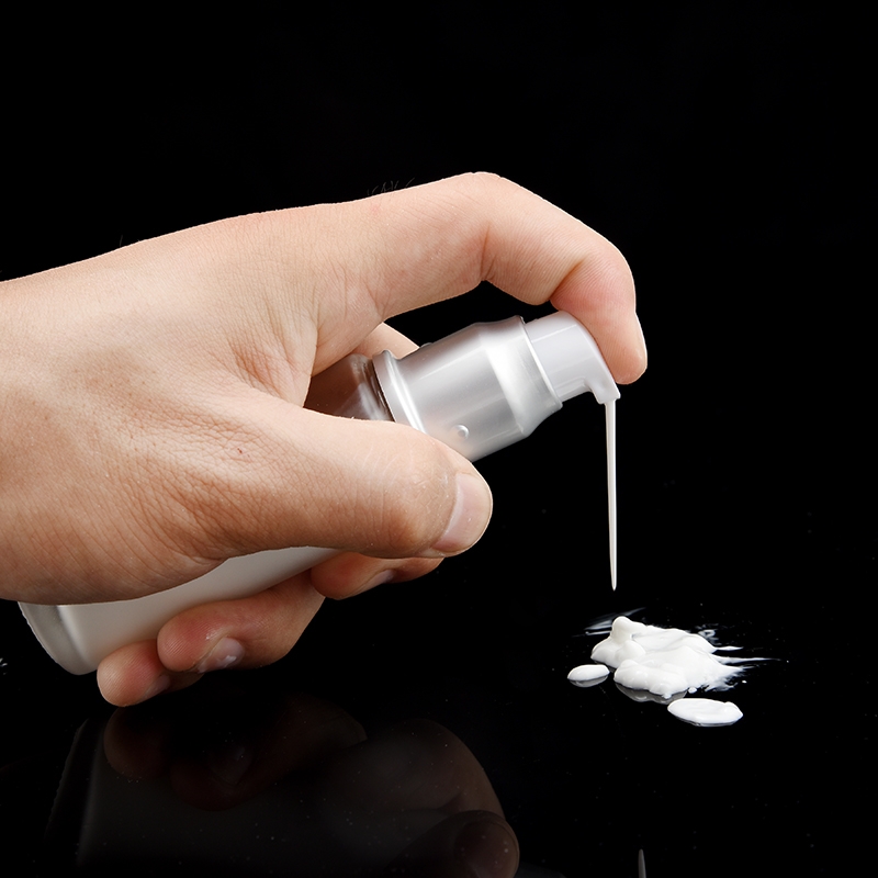 Wholesale Black and gold lotion bottles body glass perfume bottles 30 ml 60ml 100ml 200ml spray