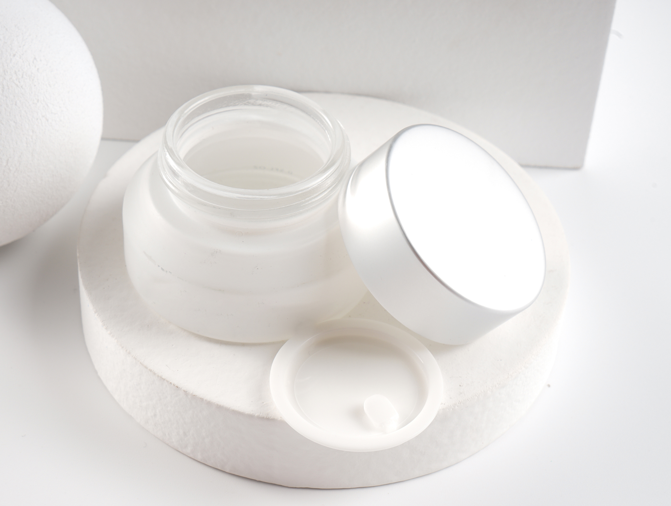 Wholesale Customized High Quality 15g Clear Round Straight Sided Glass Jars With Lid For Skincare