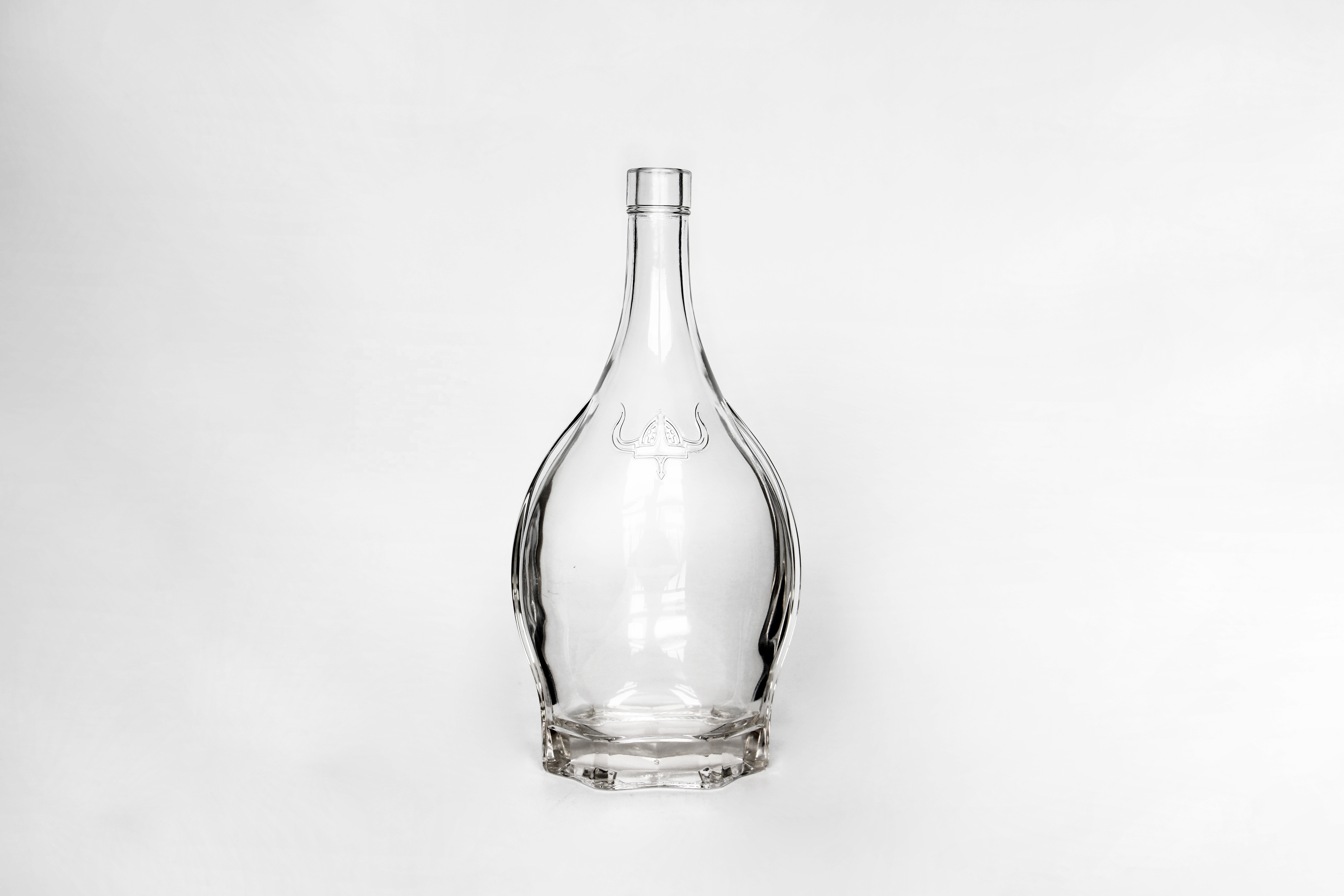 Wholesale Empty Mini Liquor Bottles Flint 750 ml Liquor Unique Shaped Glass Bottle with Cork Top