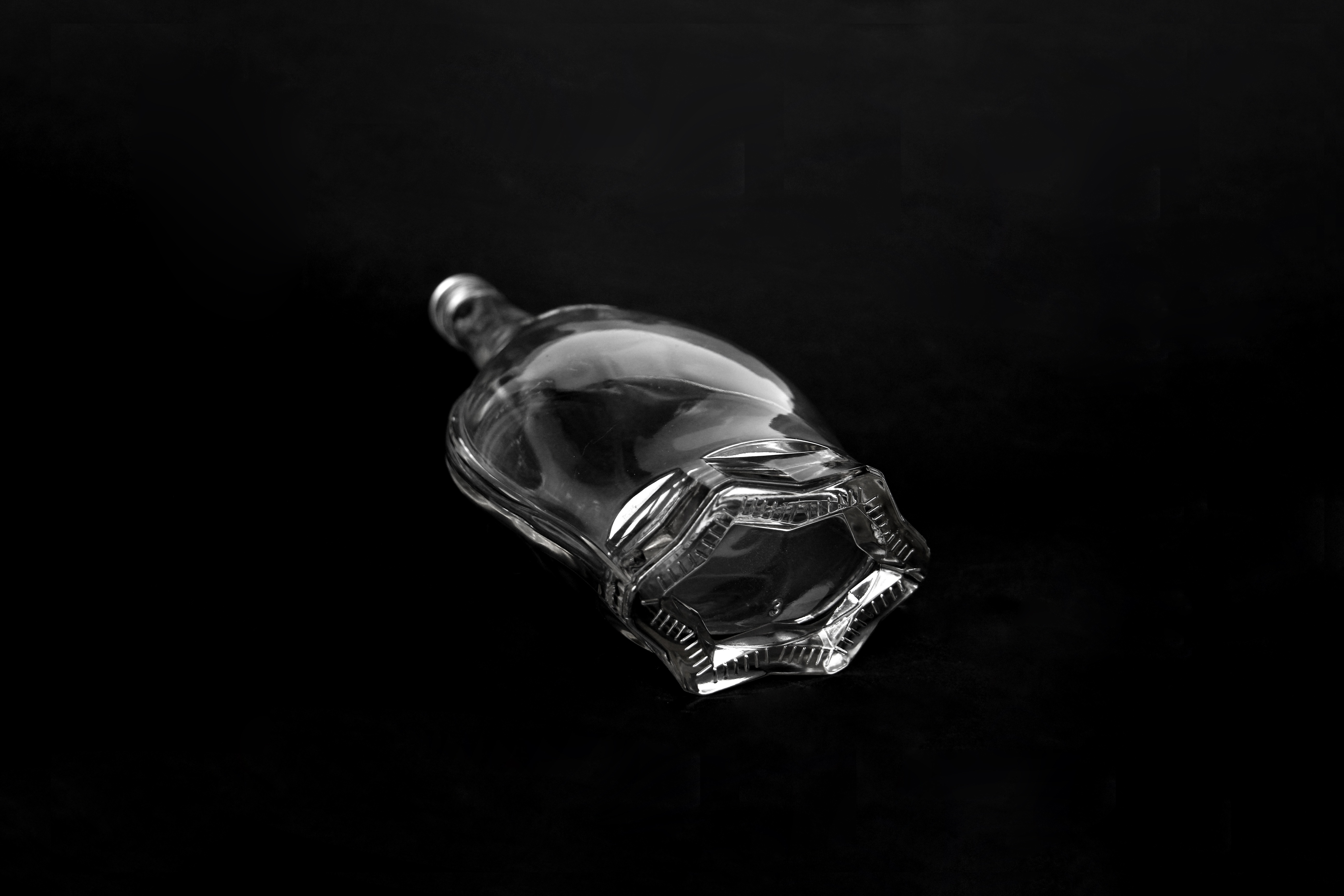Wholesale Empty Mini Liquor Bottles Flint 750 ml Liquor Unique Shaped Glass Bottle with Cork Top