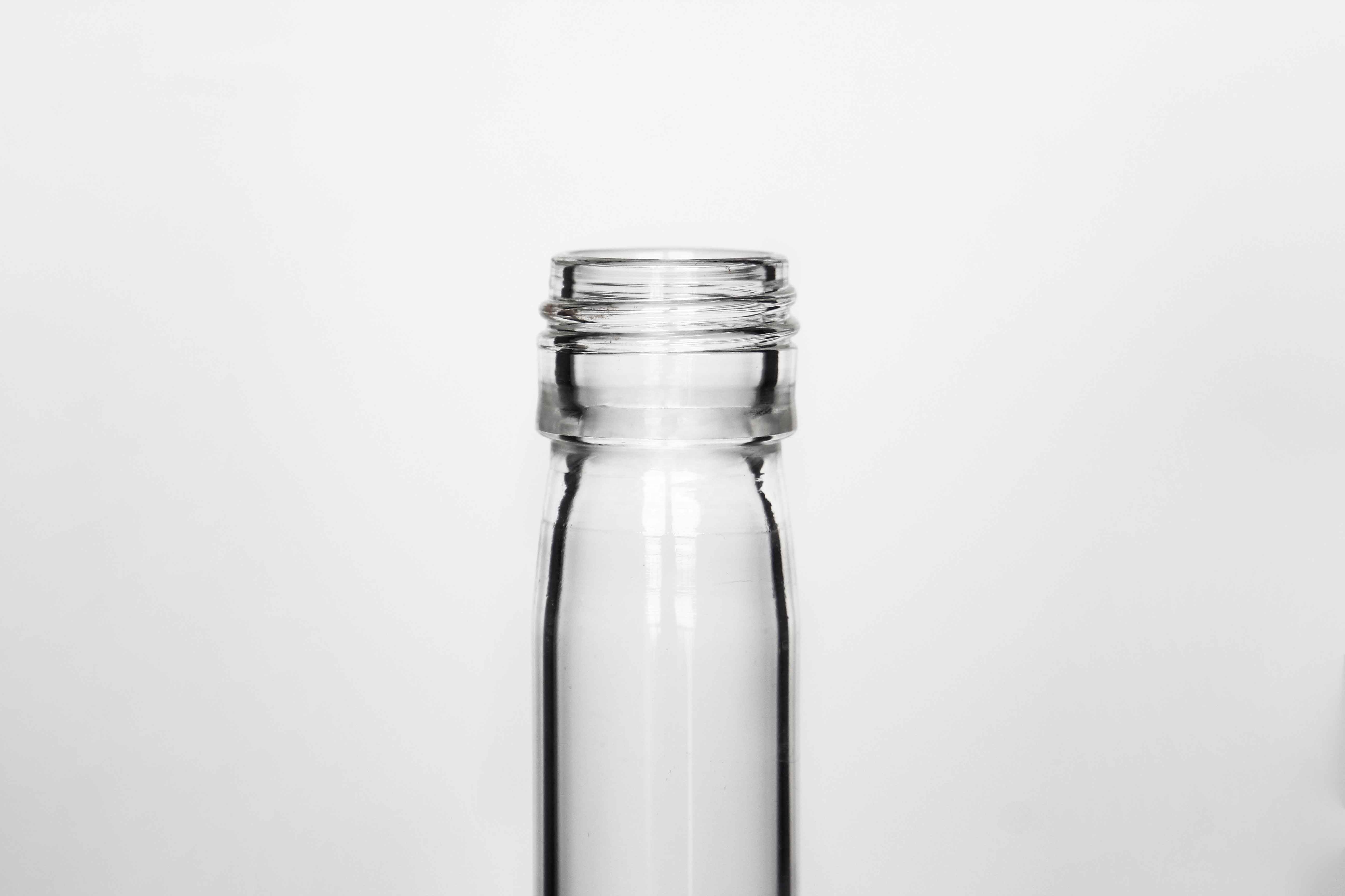 Wholesale Empty Mini Liquor Bottles Flint 750 ml Liquor Unique Shaped Glass Bottle with Cork Top