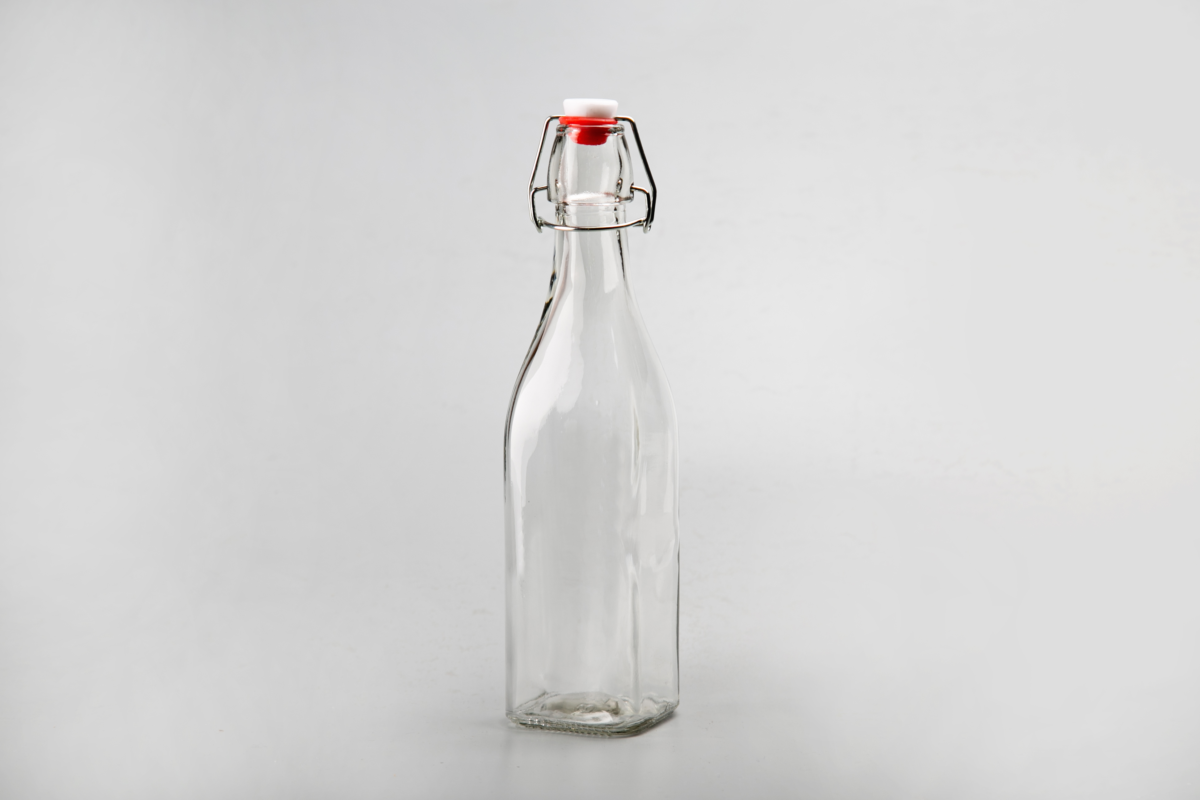 Wholesale Factory price 500ml Empty Clear Drinking Beverage Container Glass Bottle glass swing top bottle550ml 1228