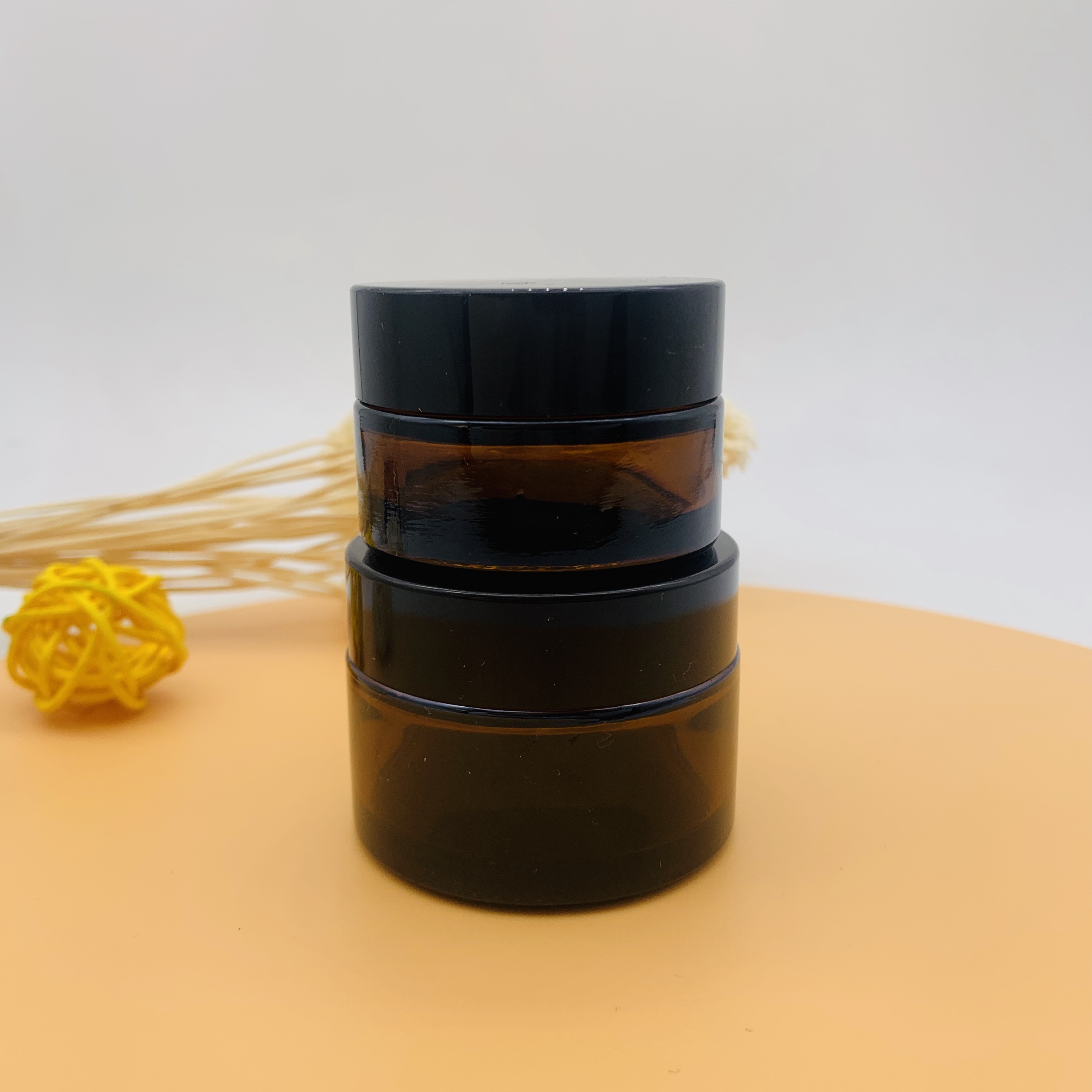 Wholesale Free Sample Luxury Cosmetic Packing Amber Glass Jar