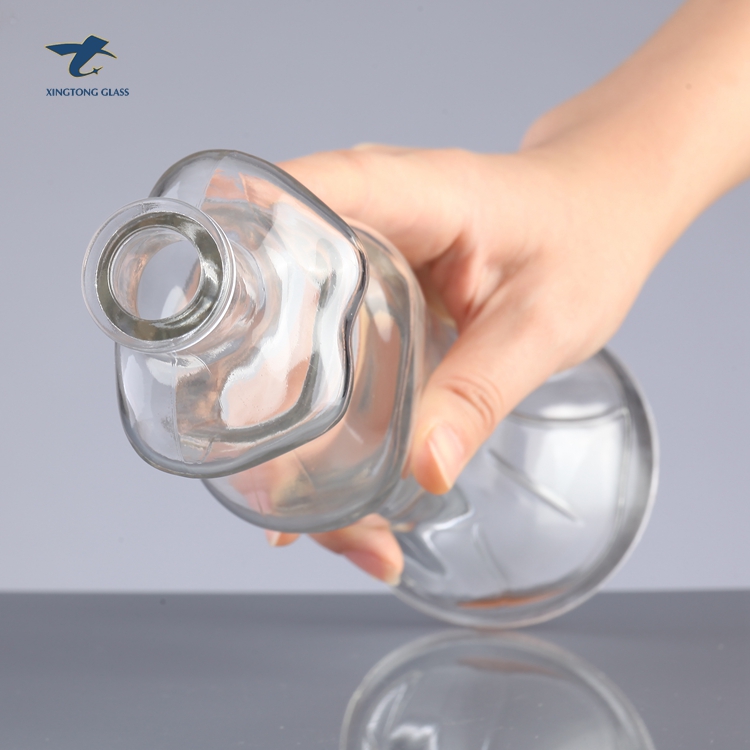 Wholesale Lead-Free Elegant Women Body Shaped Glass Bottle For Stopper