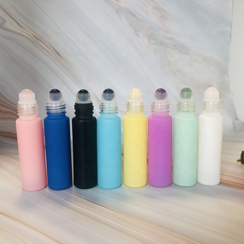 Wholesale NEW ARRIVAL matte gold cap 10ml Macaron color essential oil matte colored roller glass bottles with gemstone roller