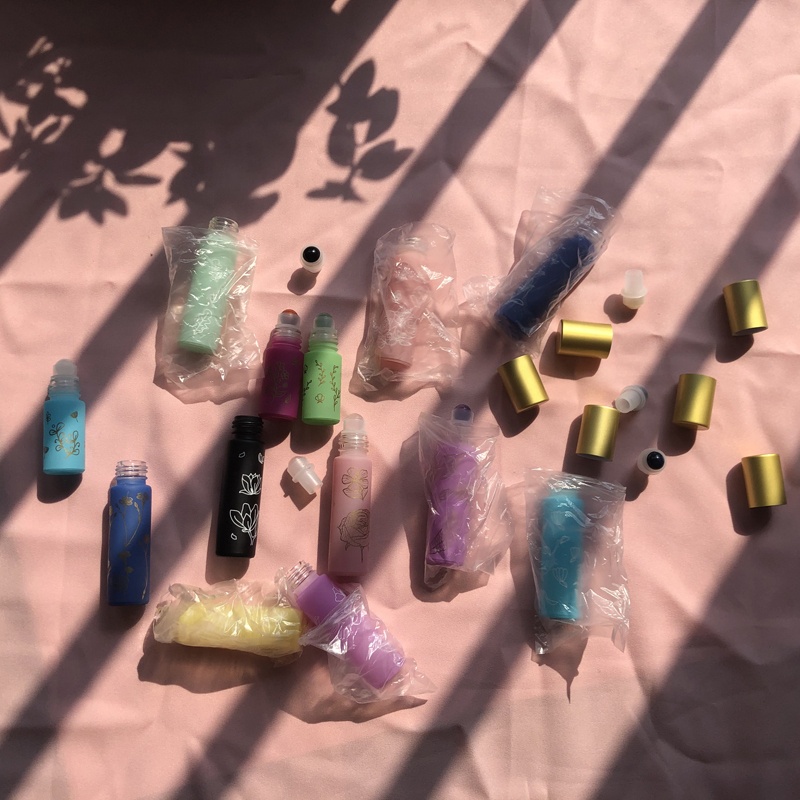 Wholesale NEW ARRIVAL matte gold cap 10ml Macaron color essential oil matte colored roller glass bottles with gemstone roller