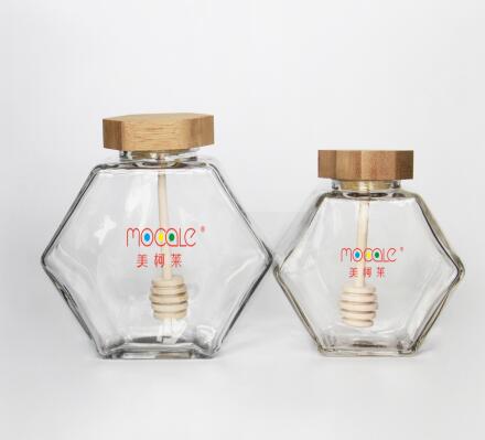 Wholesale New Design Hexagonal Honey Glass Jars For Honey Storage With Dipper Wooden Cap Spoon Inside