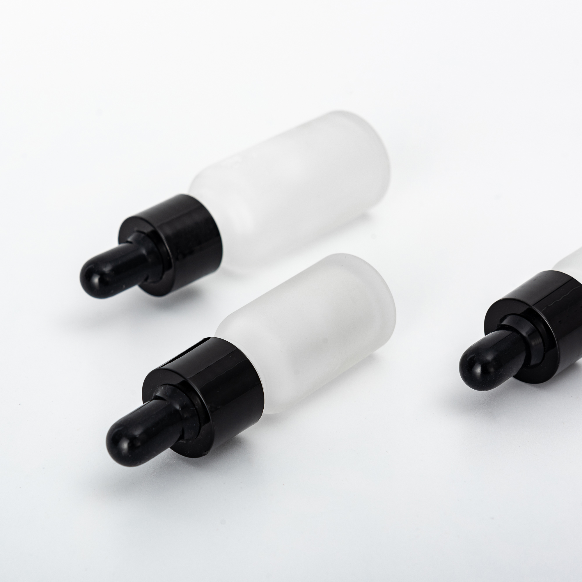 Wholesale clear frosted glass essential oil bottle with black plastic dropper for skincare 5ml 10ml 18ml 20ml 50ml 100ml