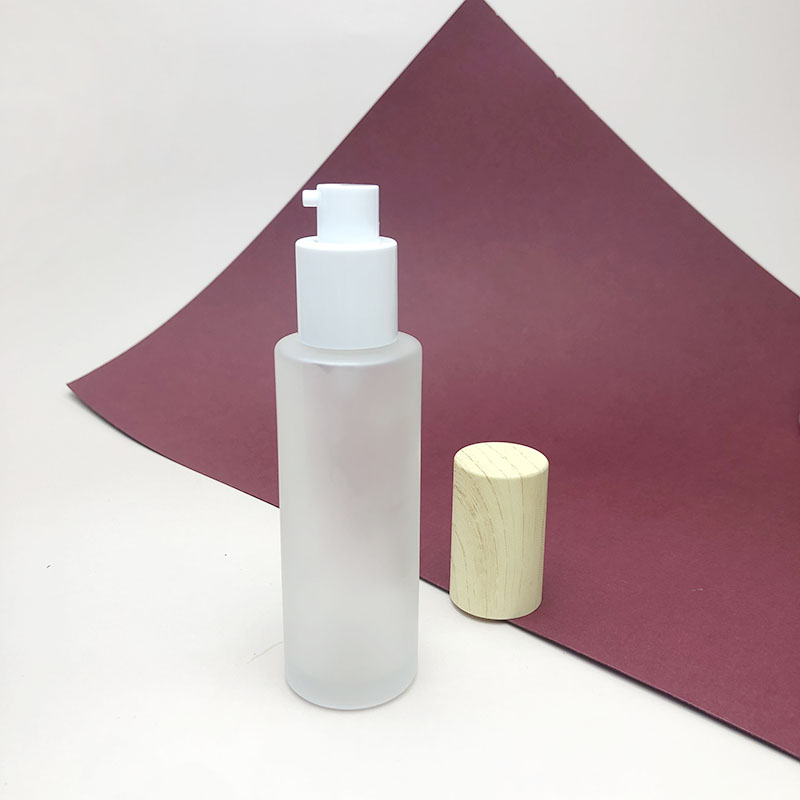 Wholesale cosmetic packaging round clear empty serum lotion foundation glass bottle with pump