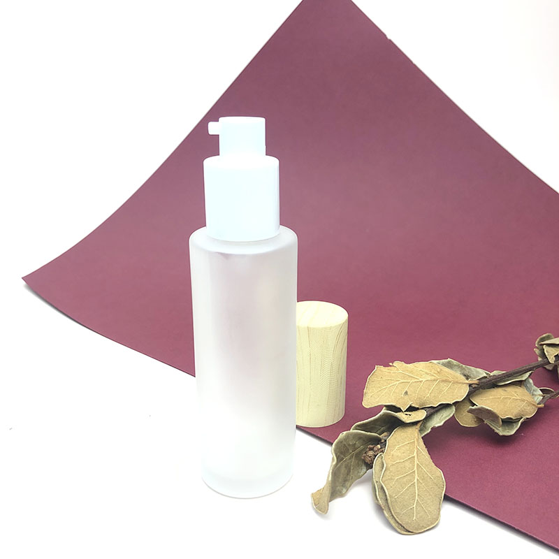 Wholesale cosmetic packaging round clear empty serum lotion foundation glass bottle with pump