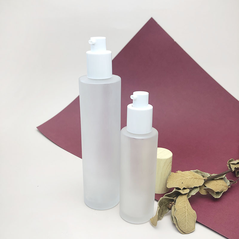 Wholesale cosmetic packaging round clear empty serum lotion foundation glass bottle with pump
