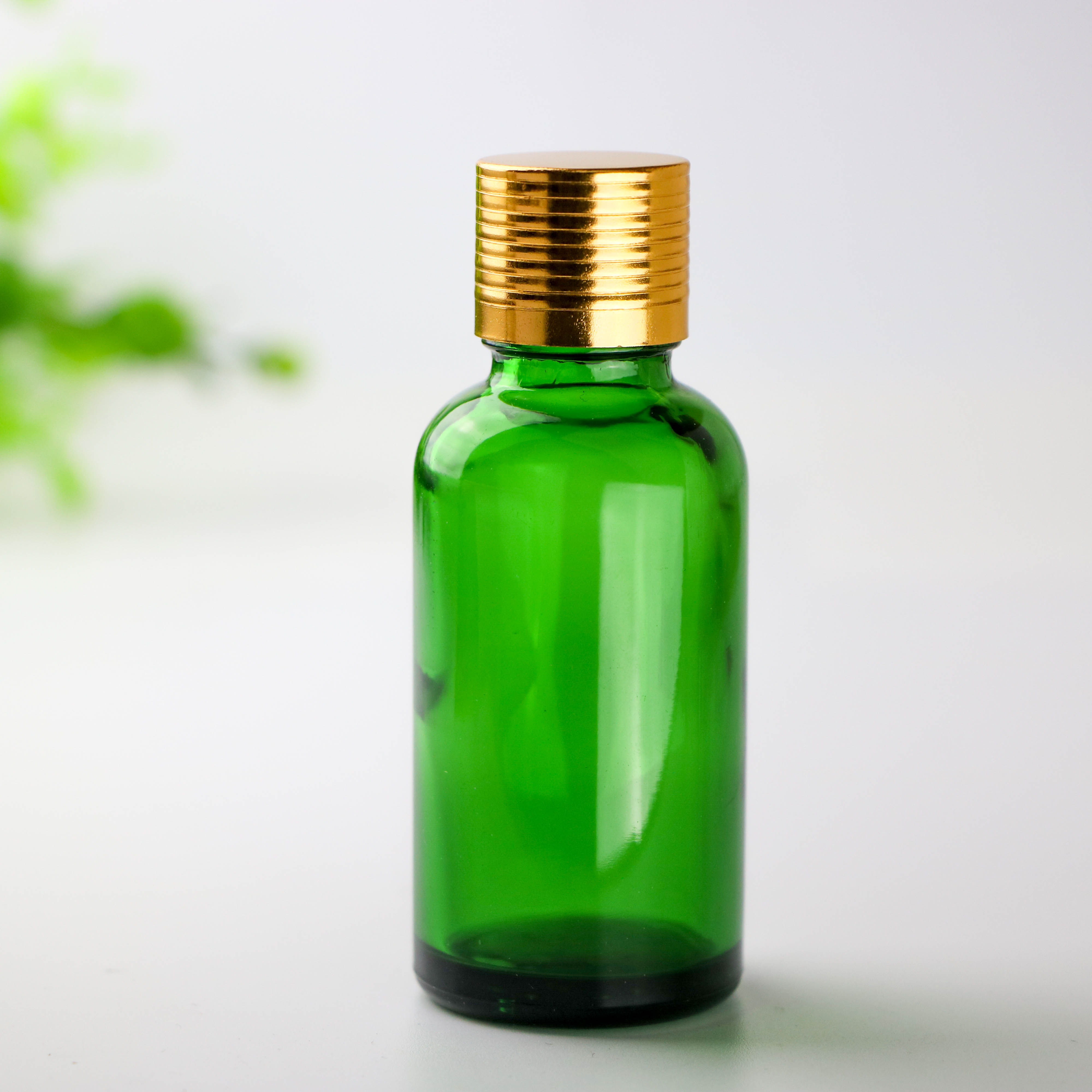 Wholesale custom 30ml green glass bottle screw cap for essential oil bottle