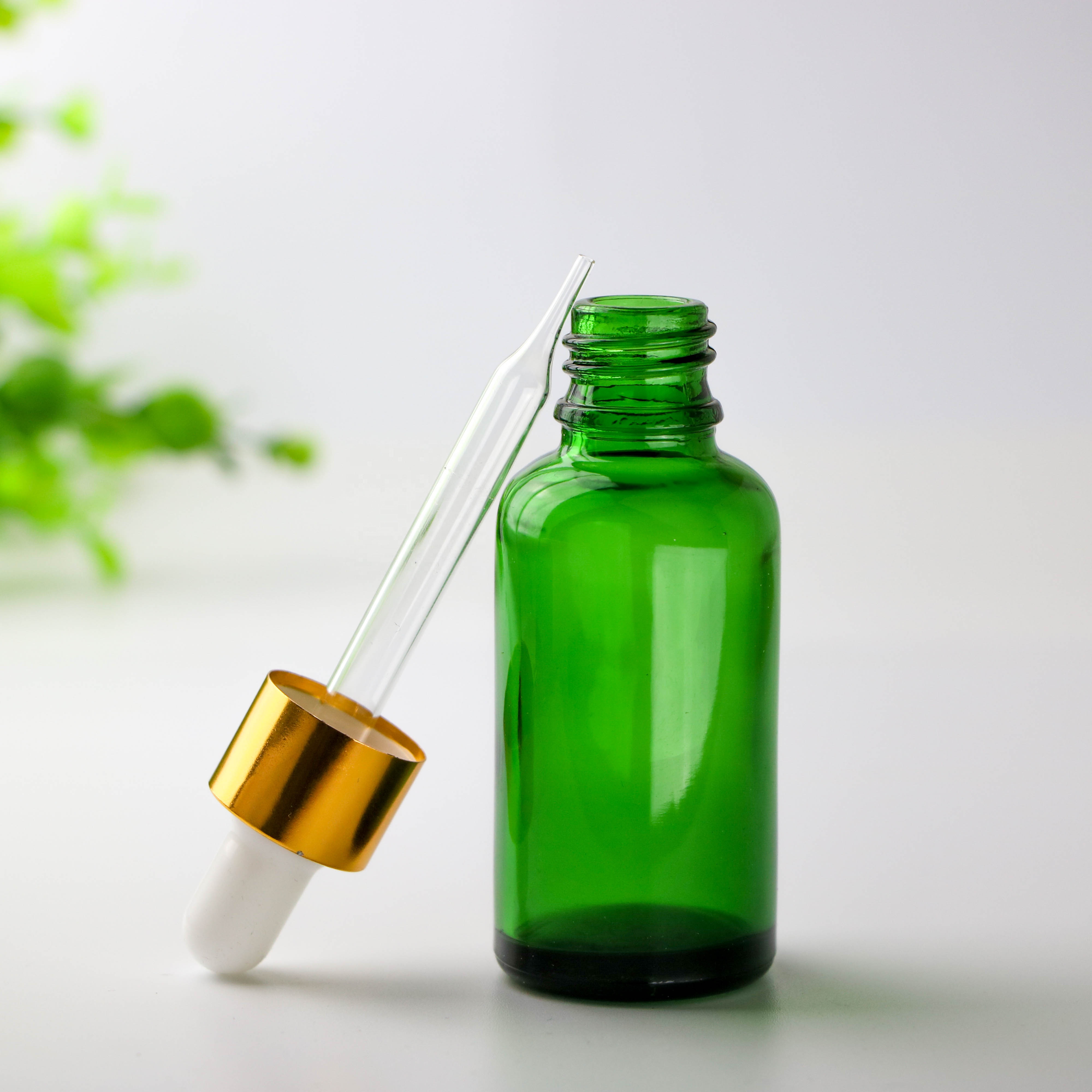 Wholesale custom 30ml green glass bottle screw cap for essential oil bottle