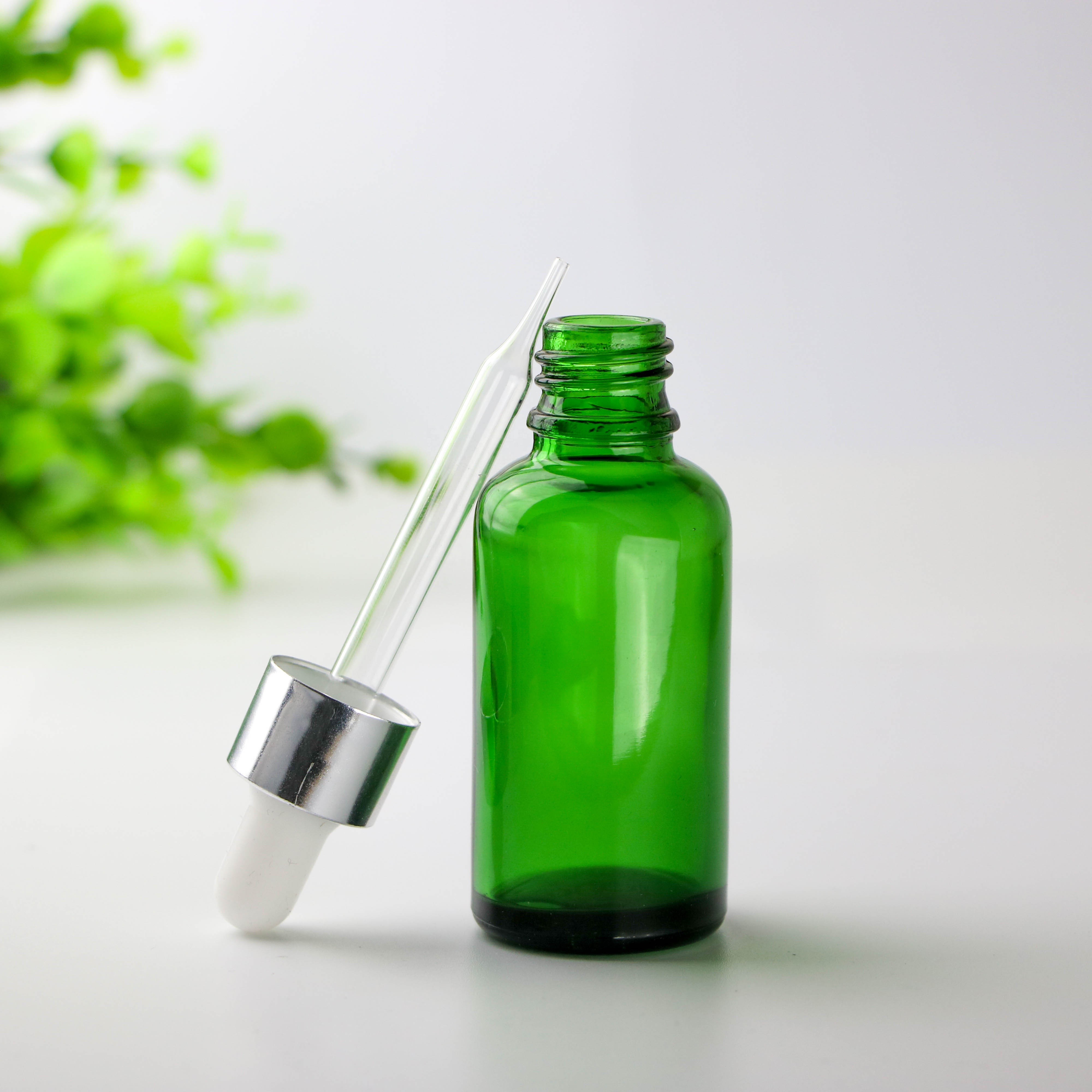 Wholesale custom 30ml green glass bottle screw cap for essential oil bottle