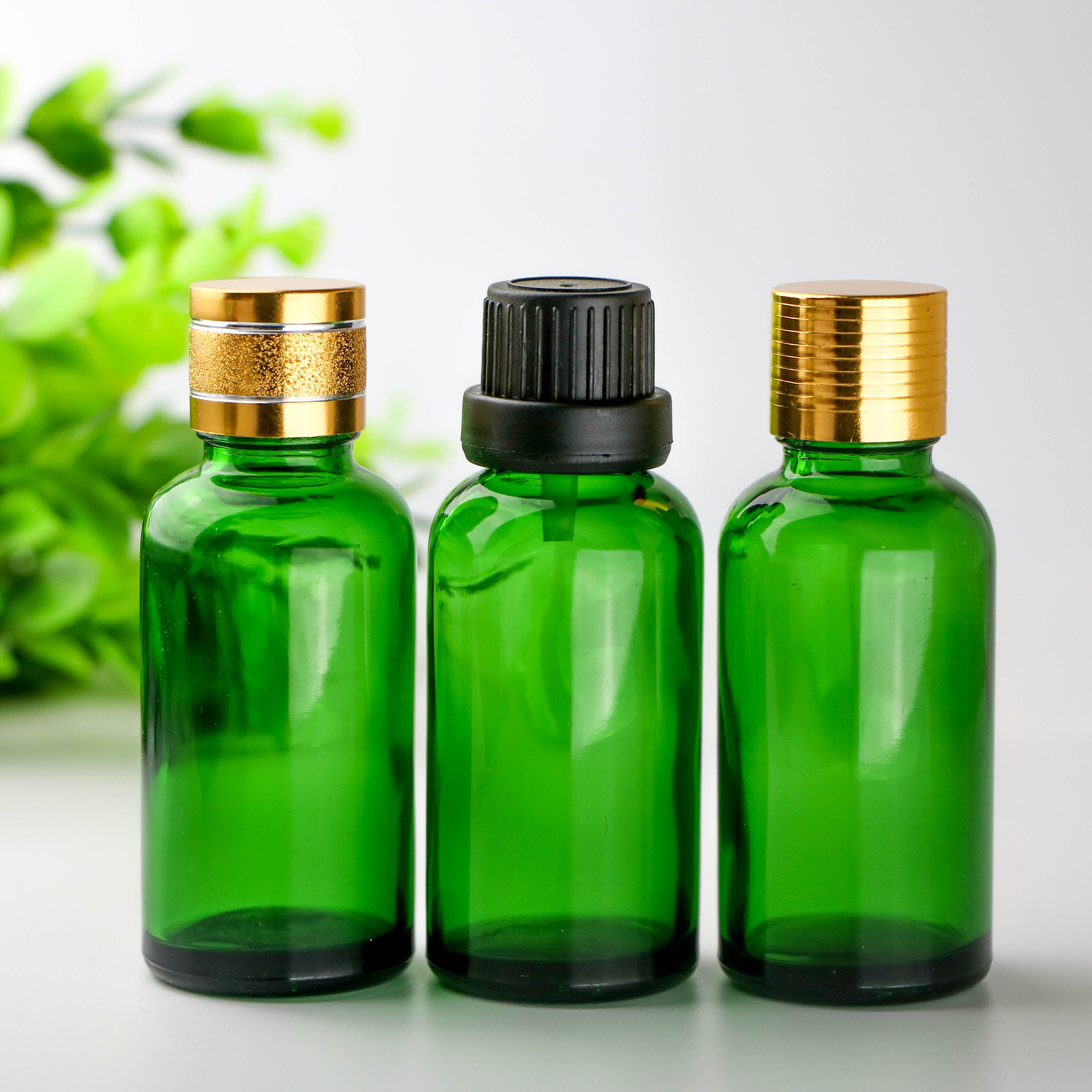 Wholesale custom 30ml green glass bottle screw cap for essential oil bottle