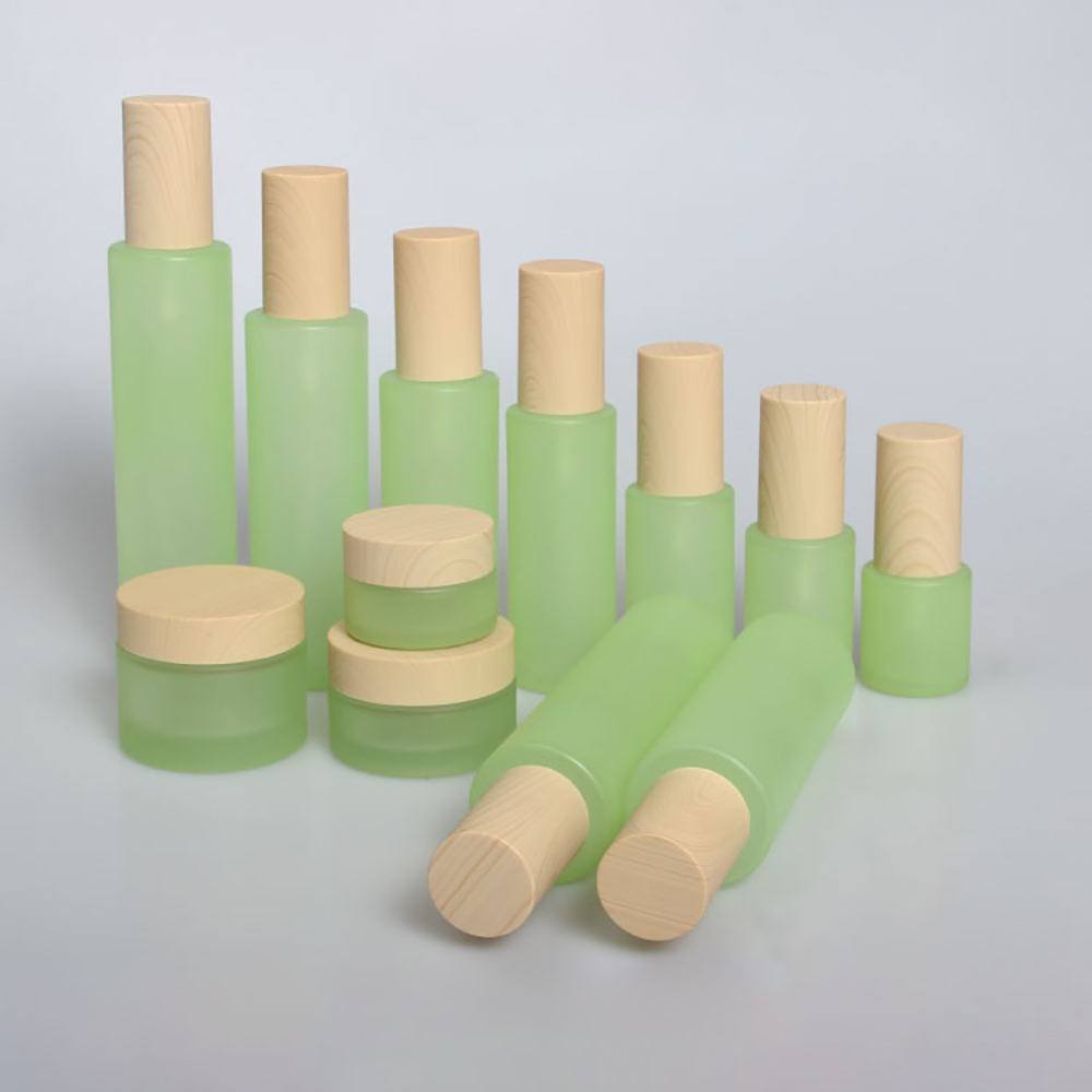 Wholesale eco-friendly bamboo top frosted clear green blue glass spray bottle for skin care