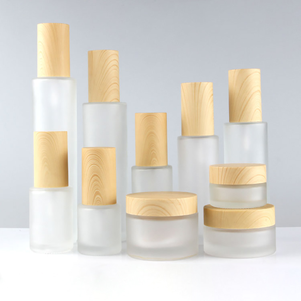 Wholesale eco-friendly bamboo top frosted clear green blue glass spray bottle for skin care