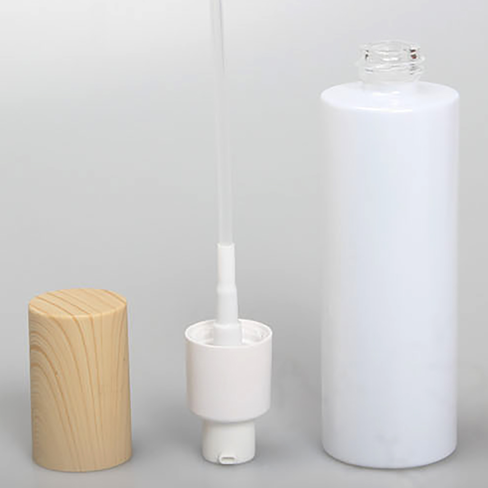 Wholesale eco-friendly bamboo top frosted clear green blue glass spray bottle for skin care