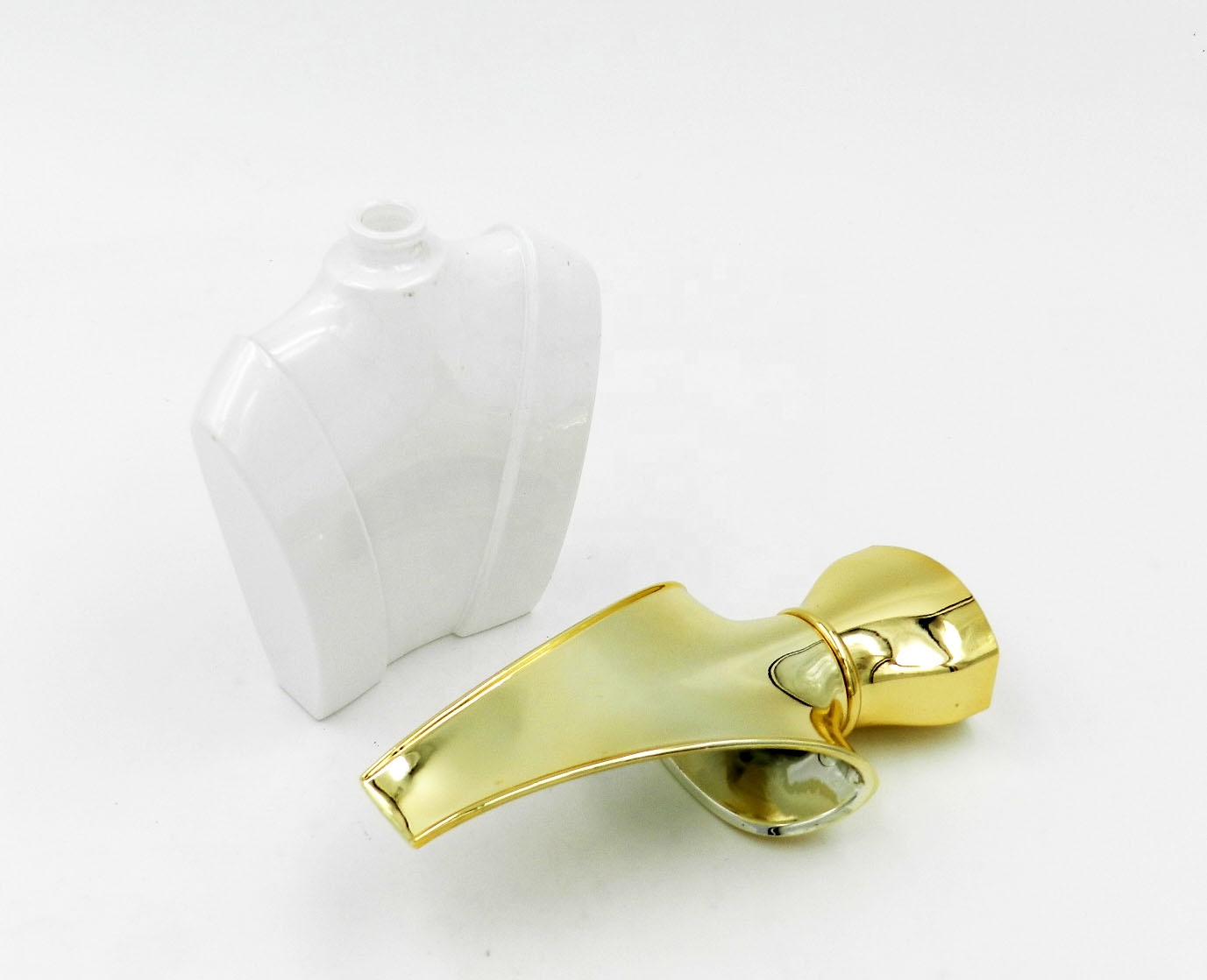 Wholesale exquisite white customized glass perfume empty spray bottle for lady