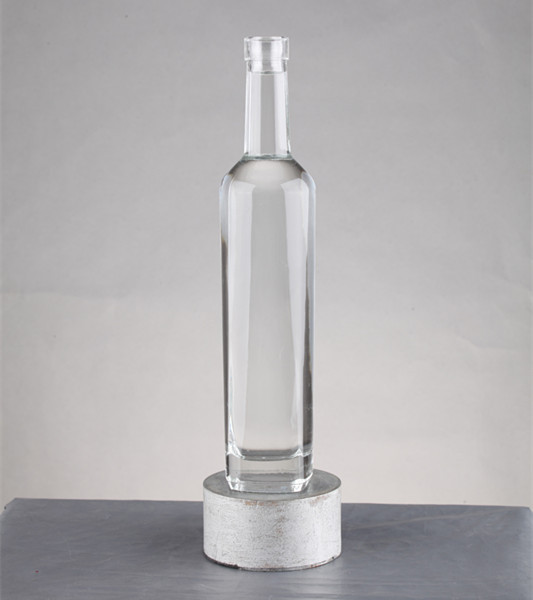 Wholesale flask clear liquor bottle 250ml 500ml 750ml flat whisky bottle glass with screw cap glass bottle for whiskey
