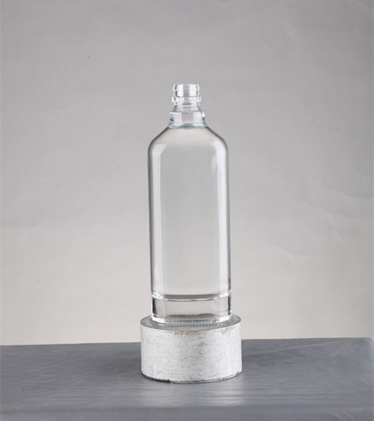 Wholesale flask clear liquor bottle 250ml 500ml 750ml flat whisky bottle glass with screw cap glass bottle for whiskey