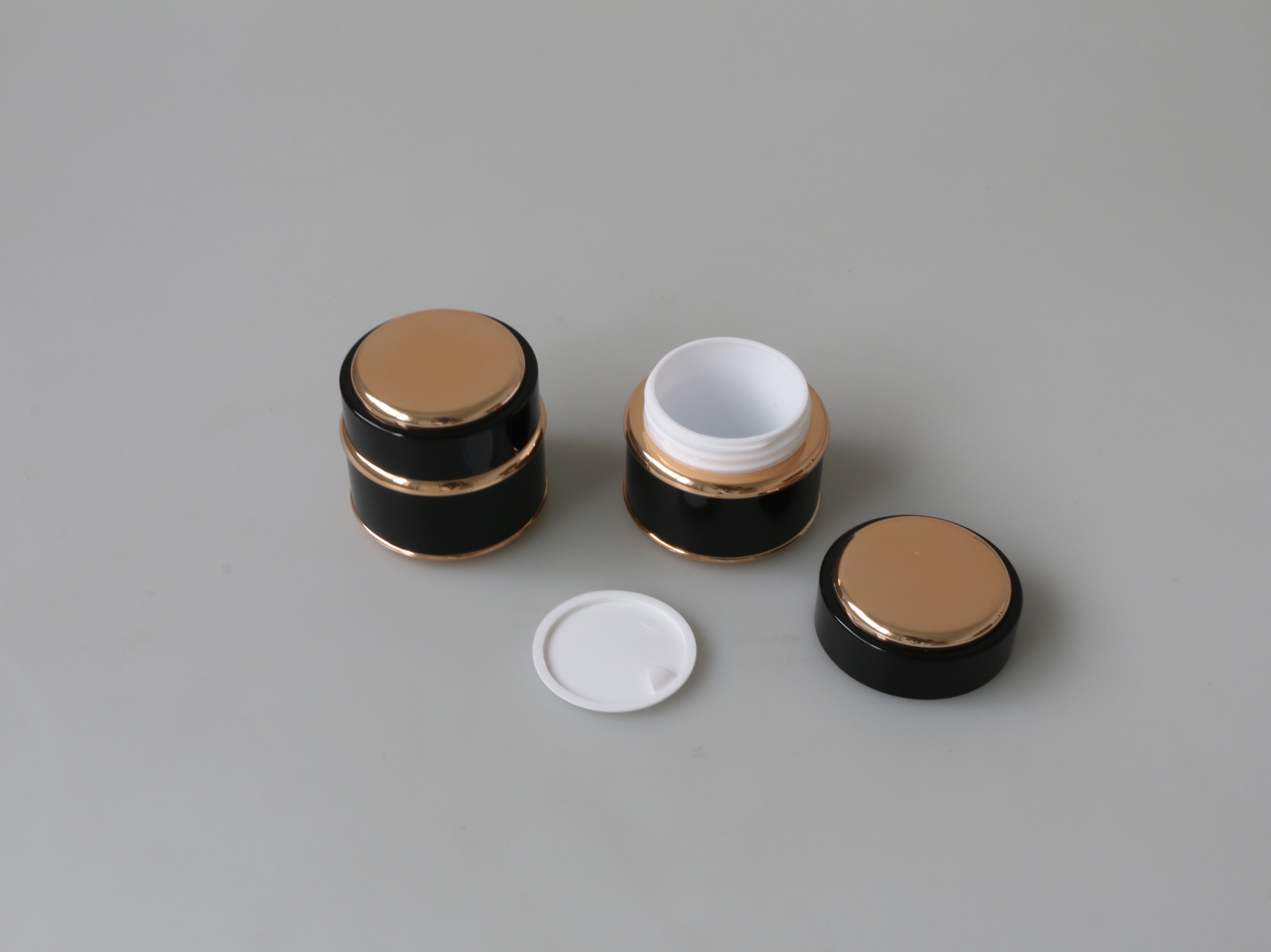 Wholesale luxury small 30ml 30g white black gold pp plastic cosmetic cream jar