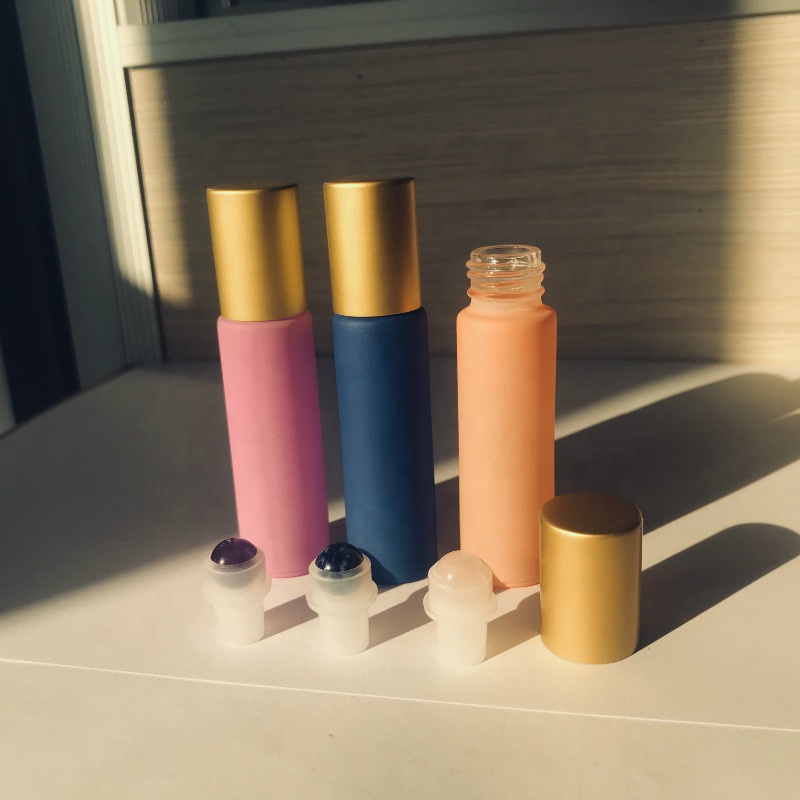 Wholesale matte gold lid 10ml Macaron color essential oil roller glass bottles