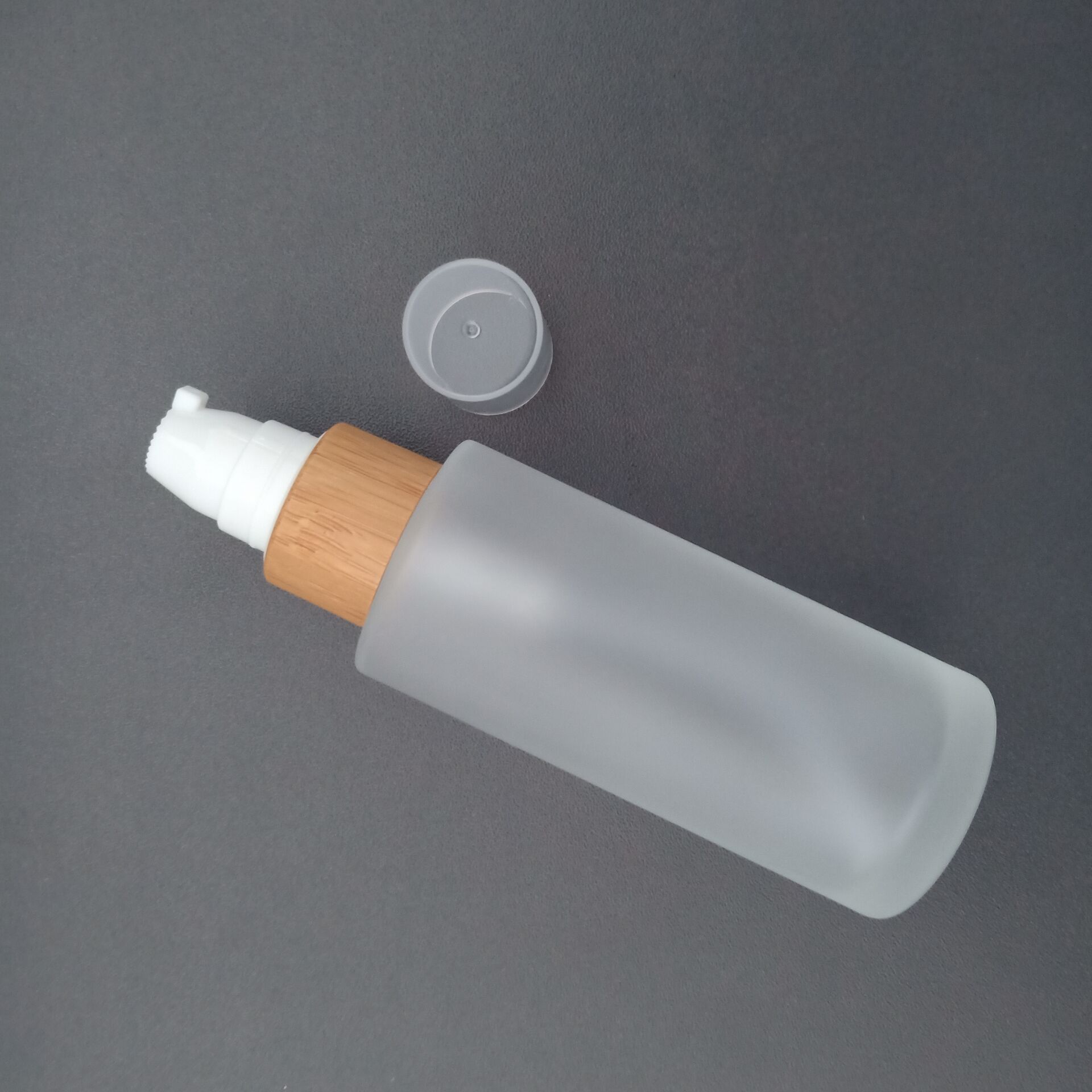 Wholesale new style luxury 30ml 50ml 100ml refillable frosted glass cosmetic mist spray toner bottle atomiser with bamboo cap