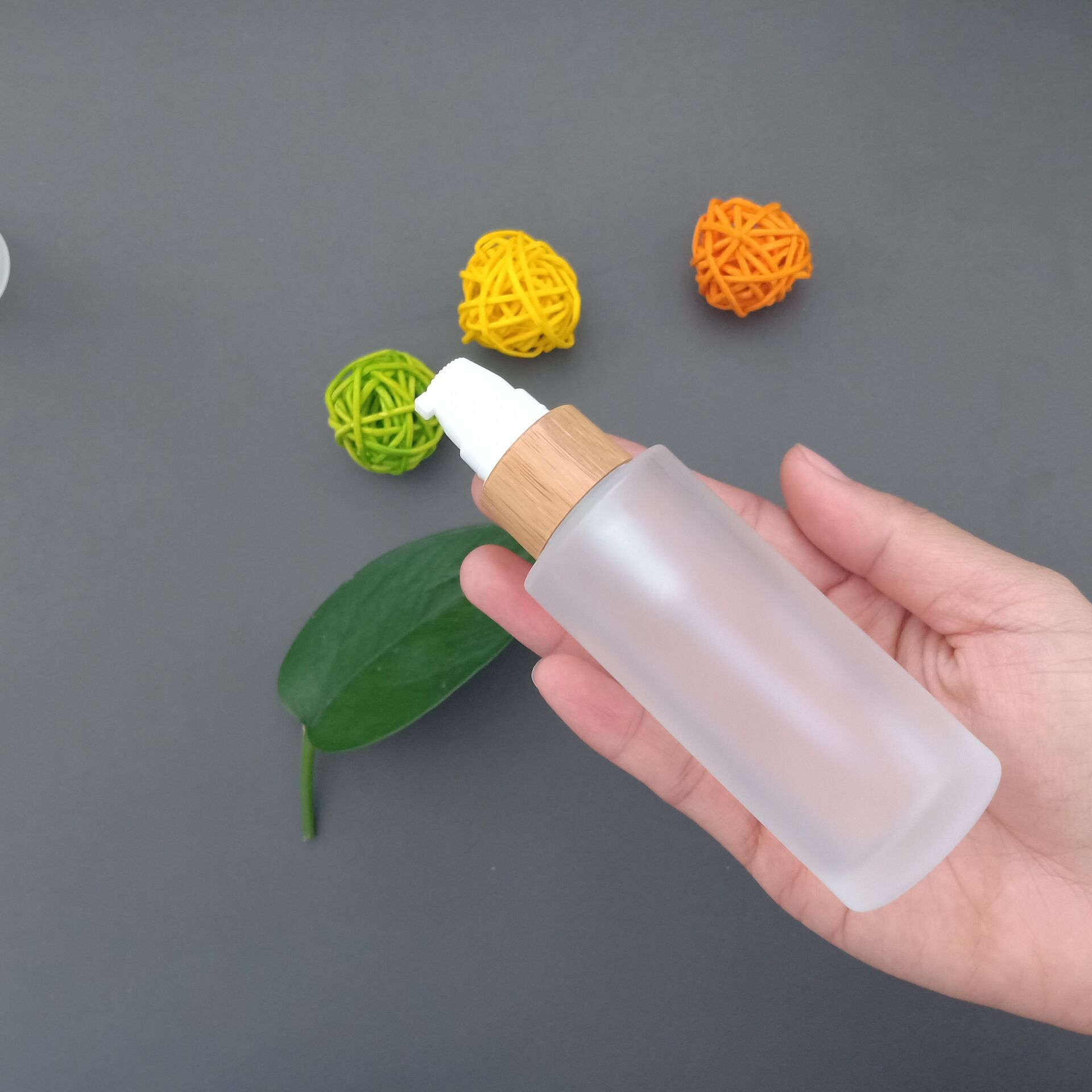 Wholesale new style luxury 30ml 50ml 100ml refillable frosted glass cosmetic mist spray toner bottle atomiser with bamboo cap