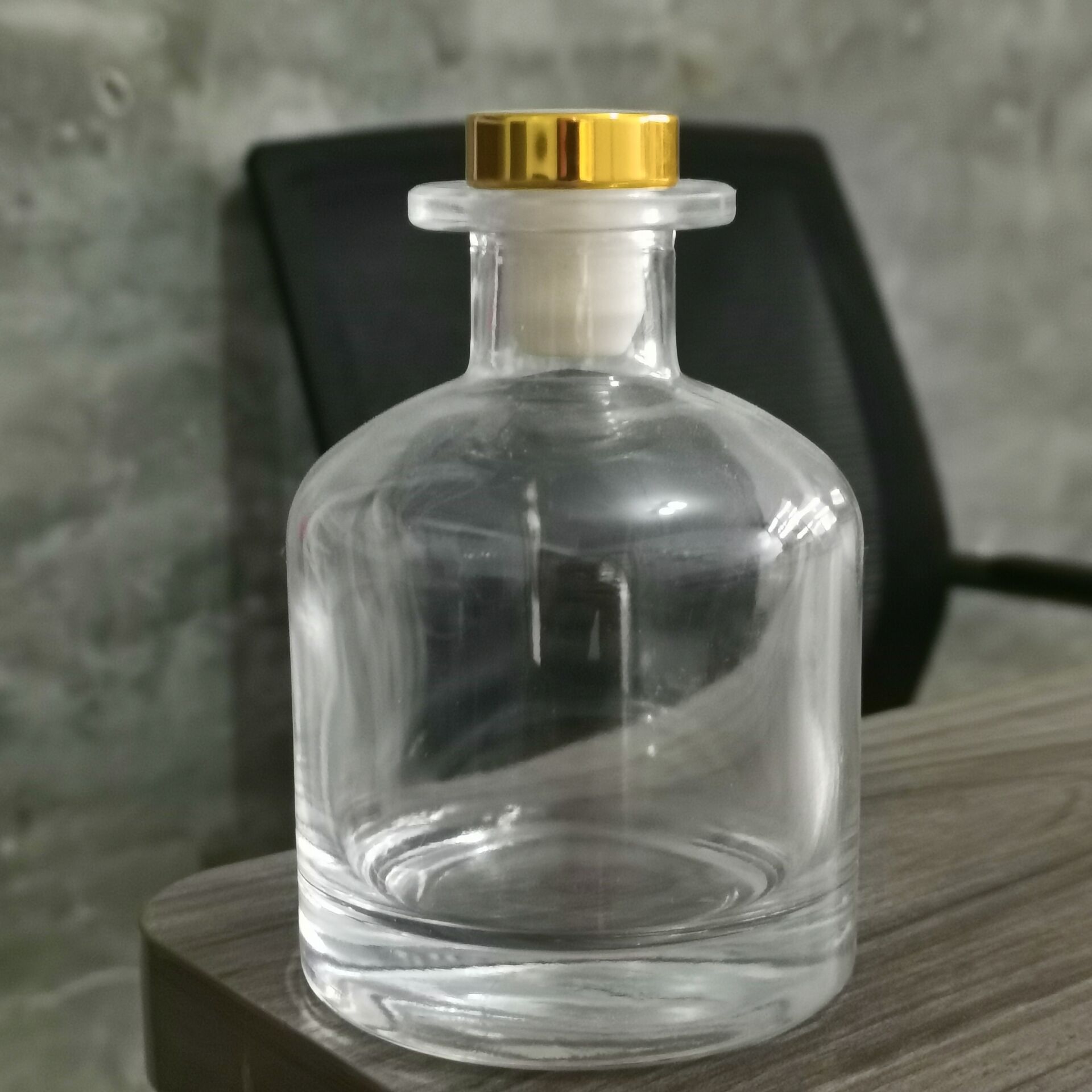 Wholesale reed diffuser round glass bottle with reed sticks for air fresh