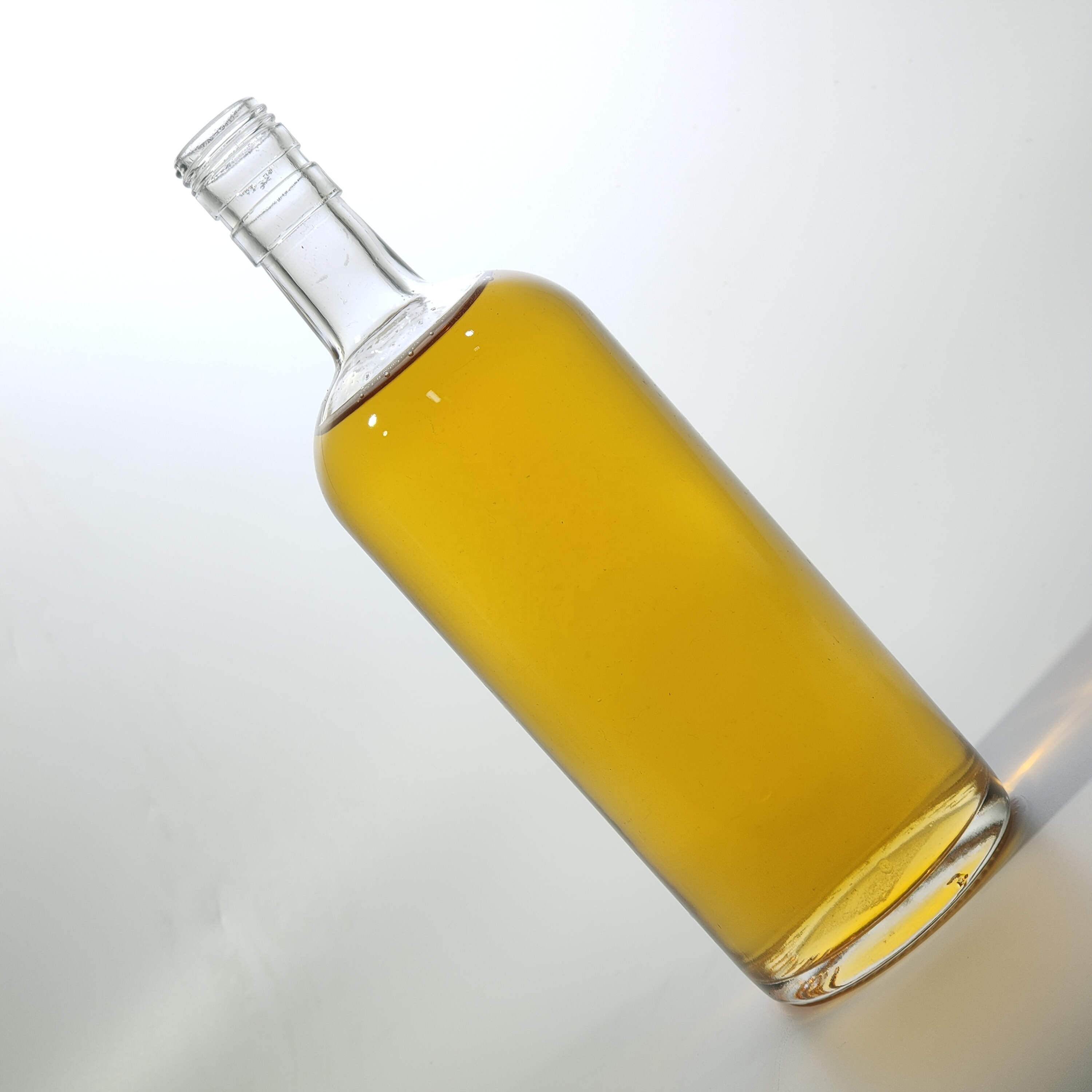 Wholesale transparent 750ml clear glass empty bottle vodka