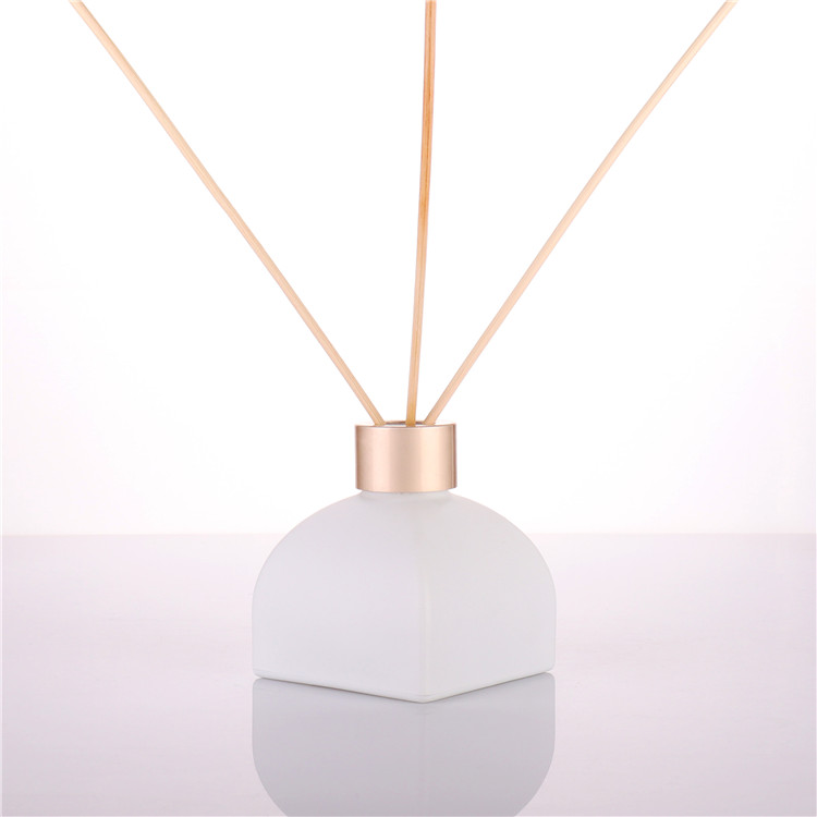 classic square tea color empty round reed diffuser bottle for fragrance