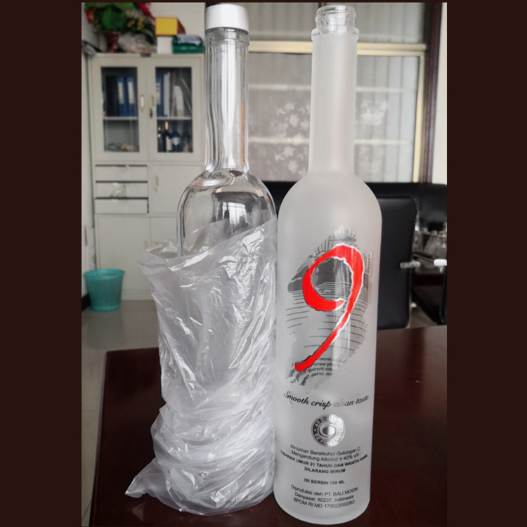 custom Design 700ml whiskey vodka glass bottle manufacturer 750ml 500ml empty liquor Bottle Gin boston bottle