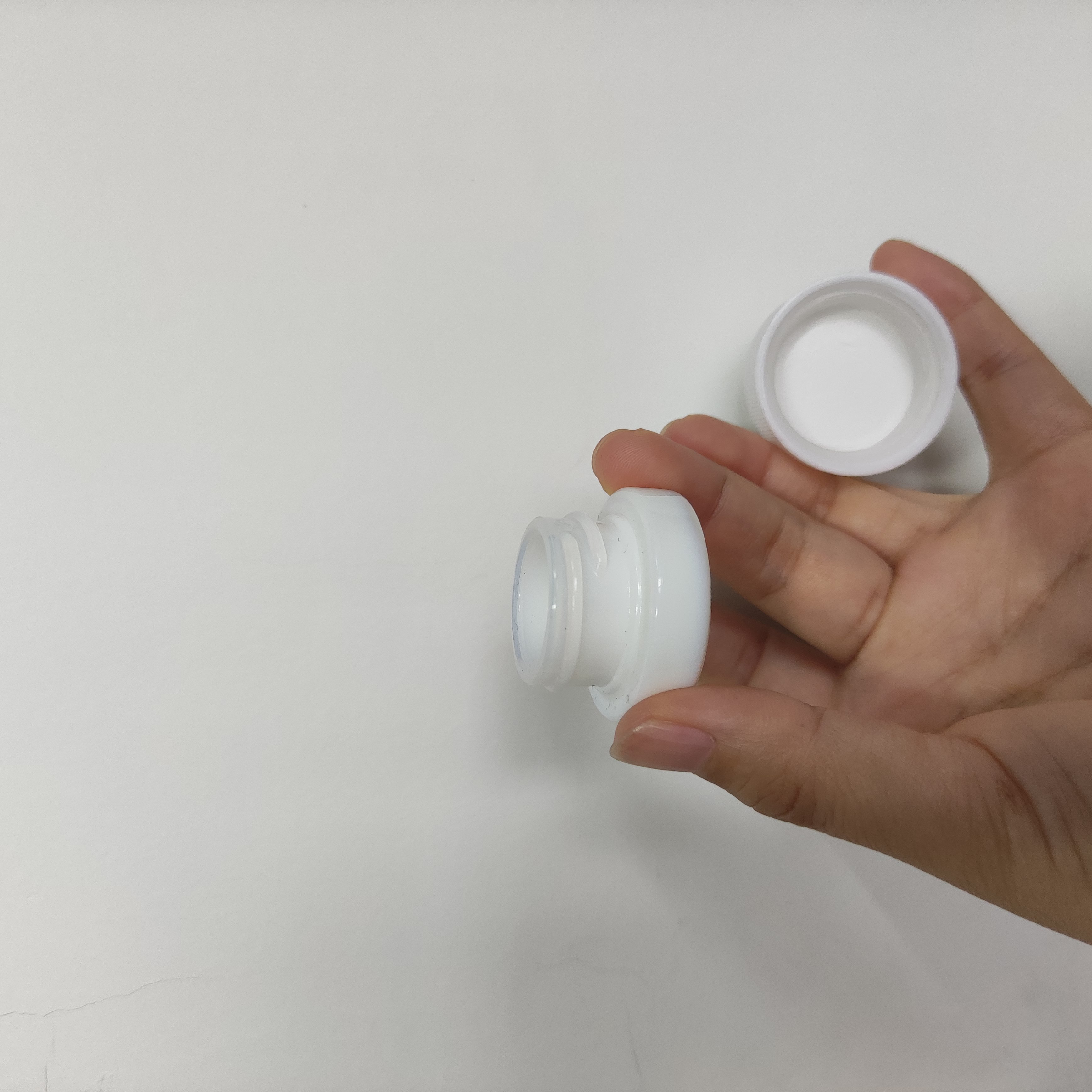 custom OEM 3ml 5ml 0.18oz white glass Child Resistant lid child proof 9ml Round squared CBD Dab Wax Concentrate Jars Container