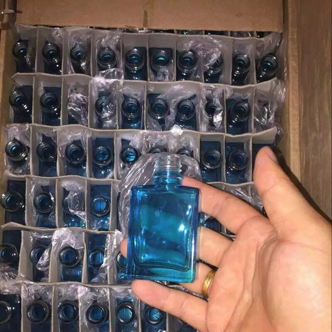 hot selling factory directly sales free samples square black color glass perfume bottle with sprayer pump and serum pump