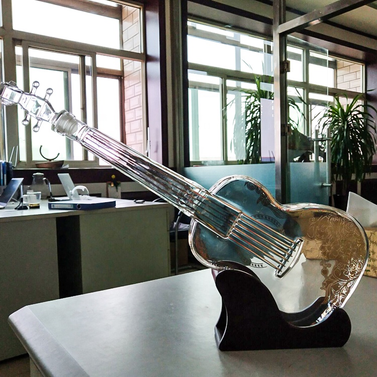 whisky vodka guitar shaped glass decanter with wooden base
