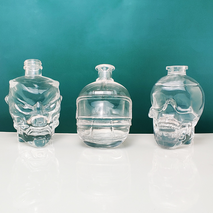 wholesale 750ml skull shape whiskey vodka spirits glass bottle Empty White Unique 700ml Vodka Glass Skull Bottle