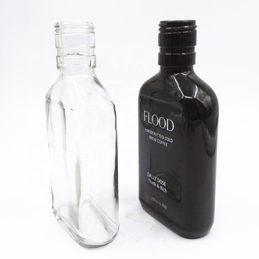 wholesale cheap price flat hip flask 200ml black glass bottle with scrwe cap for beverage juice cold brew coffee