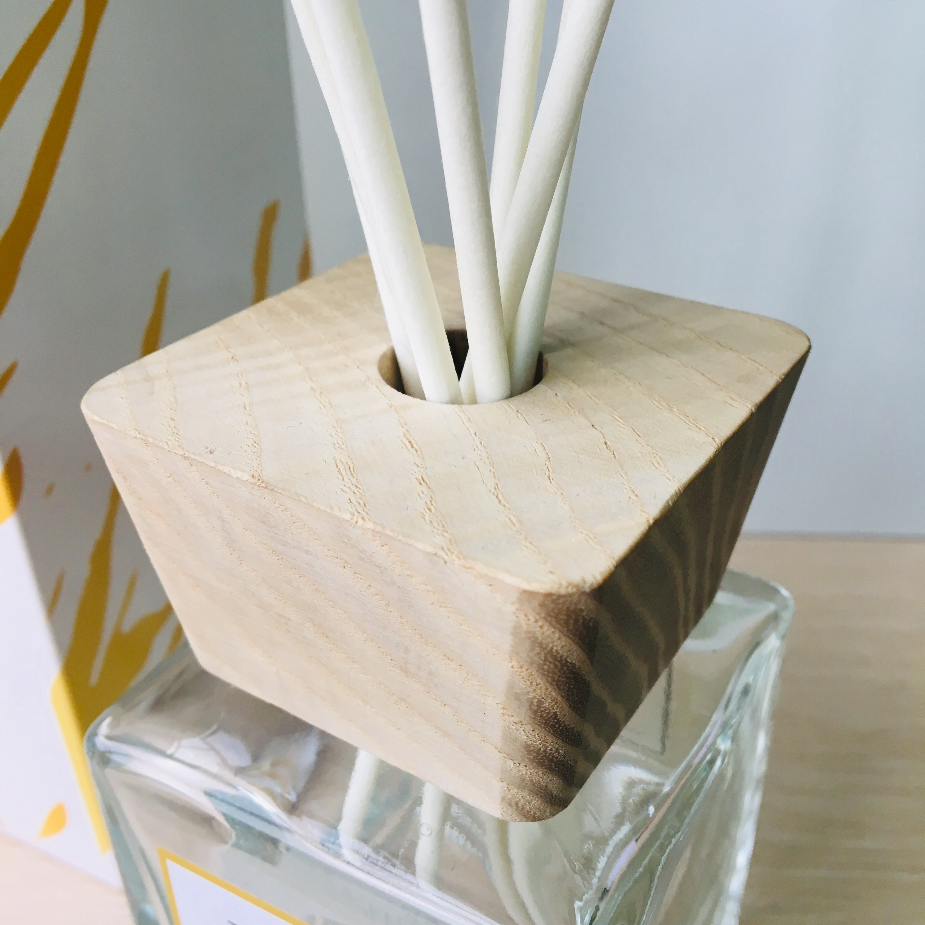 wholesale private logo 150ml wooden top clear rattan reed diffuser bottle with gift box for home fragrance and hotel air fresh