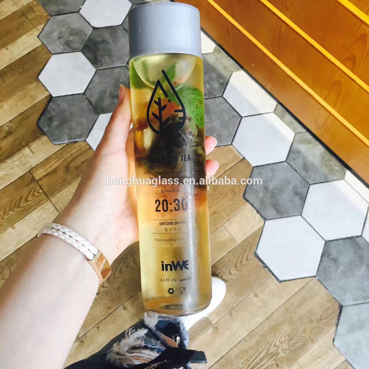 wholesale round empty 250ml 300ml 350ml 375ml 400ml 500ml 800ml voss kombucha glass bottle for milk tea with Plastic cap