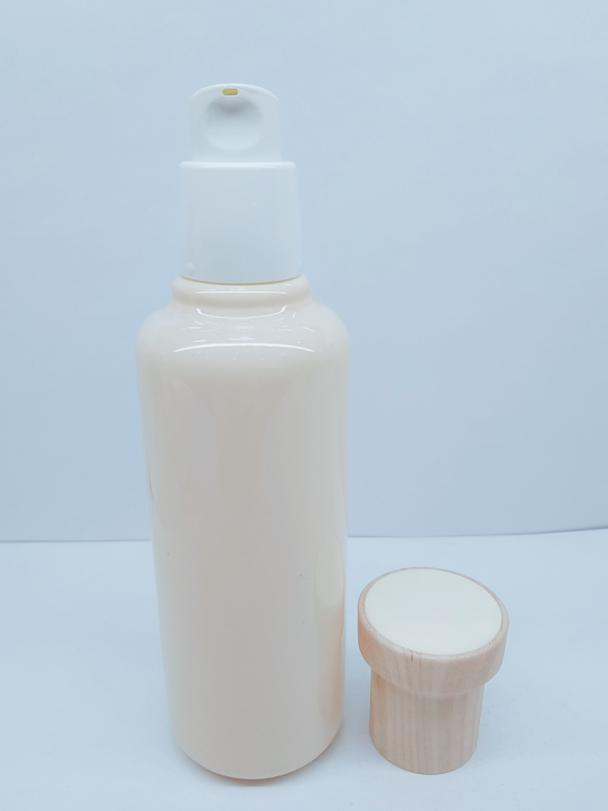 wholesale round shaped bamboo cap emulsion cream glass bottle
