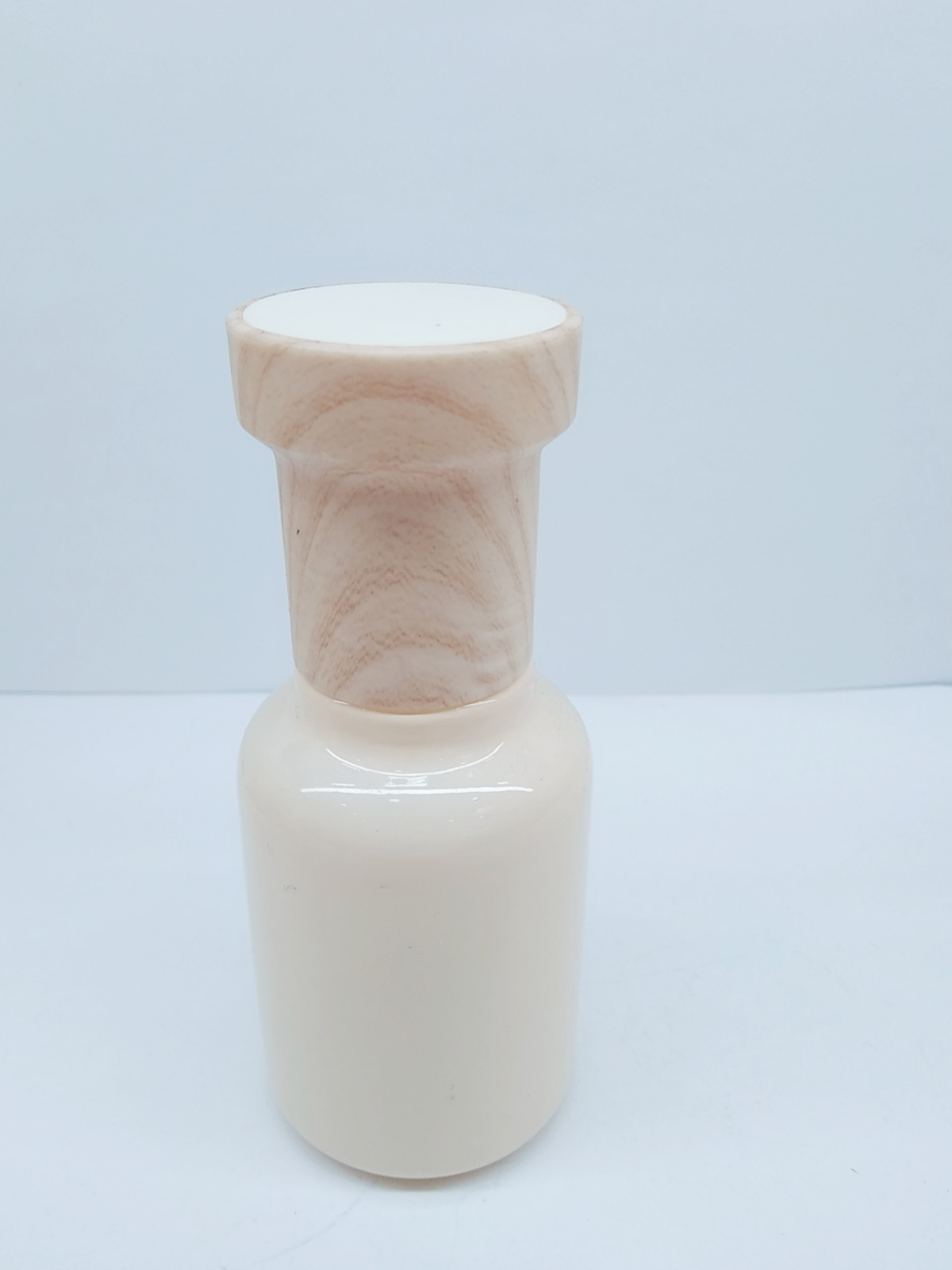 wholesale round shaped bamboo cap emulsion cream glass bottle